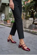 Chaussures à talons ouverts et à bande détaillée en cuir verni bordeaux