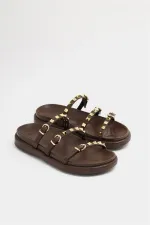 Chaussons tendance marron avec détails clous dorés Chaussons tendance marron avec détails clous dorés