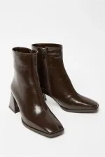 Bottes et bottines en daim verni marron pour femmes, talons à bout arrondi, cuir PU contrasté, fermeture éclair élégante Bottes et bottines en daim verni marron pour femmes, talons à bout arrondi, cuir PU contrasté, fermeture éclair élégante