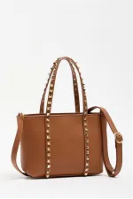 Sac à main et à bandoulière en cuir PU beige pour femme, petit format, avec boucle et détails cloutés