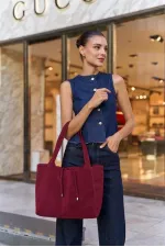 Sac à main et à bandoulière en daim souple avec détails en dentelle bordeaux