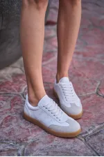 Baskets blanches avec logo détaillé