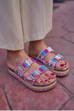 Chaussons plateformes à boucles avec détails en pierres et perles, fuchsia Chaussons plateformes à boucles avec détails en pierres et perles, fuchsia
