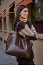 Sac à main et à bandoulière en daim souple avec détails en dentelle marron