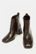 Bottes courtes à talons et bout rond en cuir verni – Cuir brillant Forme moderne Cuir verni marron