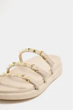 Chaussons tendance couleur crème avec clous dorés Chaussons tendance couleur crème avec clous dorés