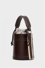Sac seau marron pour femme avec coutures contrastées et design à porter à la main et à l'épaule