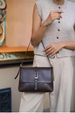 Sac à main et bandoulière marron avec boucle dorée Merry Sac à main et bandoulière marron avec boucle dorée Merry