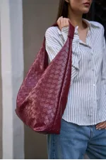 Sac bandoulière en tricot bordeaux à motifs – Look élégant et luxueux