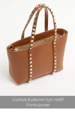Sac à main et à bandoulière en cuir PU beige pour femme, petit format, avec boucle et détails cloutés