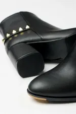 Bottes modernes à talons carrés et clous dorés noirs - Élégantes