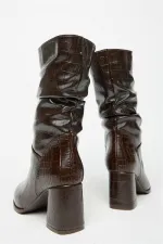 Bottes à talons en crocodile marron pour femme avec détails froncés