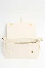 Sac à main et bandoulière crème avec boucle dorée détaillée Sac à main et bandoulière crème avec boucle dorée détaillée