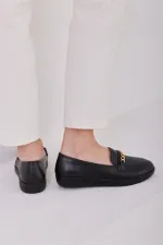 Ballerines noires avec détails en chaîne Ballerines noires avec détails en chaîne