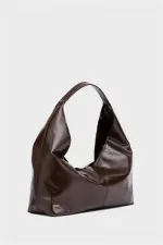 Sac à main et bandoulière en cuir verni brillant, cuir verni marron