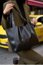 Sac à main et à bandoulière en daim souple avec détails en dentelle noir