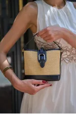 Sac à main et bandoulière moderne en paille noire avec boucle