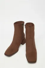 Bottes et bottines à talons plats en daim marron pour femme – Fermeture éclair, style décontracté Bottes et bottines à talons plats en daim marron pour femme – Fermeture éclair, style décontracté