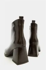 Bottes courtes à talons et bout rond en cuir verni – Cuir brillant Forme moderne Cuir verni marron