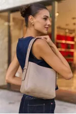 Sac cabas en cuir souple avec bandoulière ajustable, couleur daim vison.