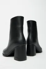 Bottes et bottines noires à talons hauts pour femme – Modèle élégant à porter au quotidien avec fermeture éclair