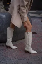 Bottes de cowboy à talons et brodées en cuir véritable beige