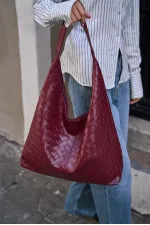 Sac bandoulière en tricot bordeaux à motifs – Look élégant et luxueux