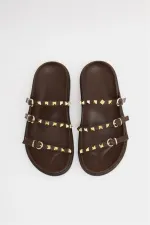 Chaussons tendance marron avec détails clous dorés Chaussons tendance marron avec détails clous dorés