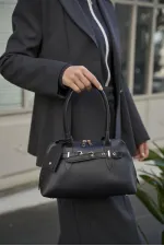 Sac à main et sac à bandoulière rétro noir avec accessoires dorés