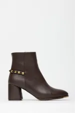 Bottes modernes à talons blocs avec clous dorés marron - Élégantes Bottes modernes à talons blocs avec clous dorés marron - Élégantes