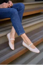 Ballerines à bout émoussé et bride unique en cuir verni crème