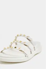 Chaussons tendance blancs à clous dorés