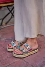 Chaussons à plateforme avec boucle et détails en pierres et perles, beige Chaussons à plateforme avec boucle et détails en pierres et perles, beige