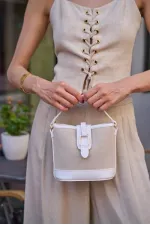 Sac à main et à bandoulière en toile blanche au design moderne avec boucle