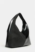 Sac cabas à bandoulière pour femme en daim noir et cuir verni contrasté - Modèle vintage souple
