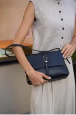 Sac à main et bandoulière noir avec boucle dorée Merry Sac à main et bandoulière noir avec boucle dorée Merry