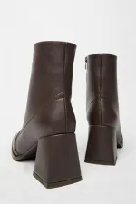 Bottes et bottines à talons plats marron pour femme – Fermeture éclair, style décontracté et élégant Bottes et bottines à talons plats marron pour femme – Fermeture éclair, style décontracté et élégant