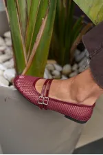 Ballerines à double ceinture et détails en filet rouge bordeaux