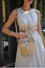 Sac à main et à bandoulière à boucle au design moderne en paille crème