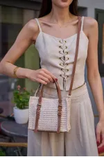 Sac à main et à bandoulière avec boucle et détails en osier, couleur crème