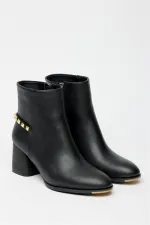 Bottes modernes à talons carrés et clous dorés noirs - Élégantes