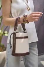 Sac seau à main et à bandoulière en toile marron avec coutures contrastées