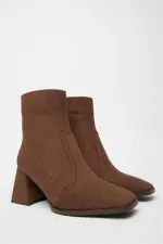 Bottes et bottines à talons plats en daim marron pour femme – Fermeture éclair, style décontracté Bottes et bottines à talons plats en daim marron pour femme – Fermeture éclair, style décontracté