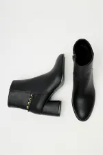 Bottes modernes à talons carrés et clous dorés noirs - Élégantes