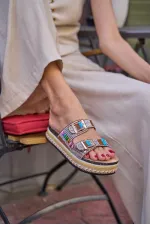 Chaussons à plateforme avec boucle et détails en pierres et perles, beige Chaussons à plateforme avec boucle et détails en pierres et perles, beige