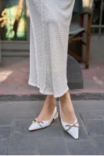 Ballerines blanches détaillées avec accessoires