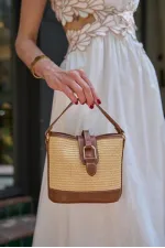 Sac à main et à bandoulière à boucle au design moderne, en osier beige