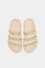 Chaussons tendance couleur crème avec clous dorés Chaussons tendance couleur crème avec clous dorés