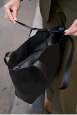 Sac à main et à bandoulière en daim souple avec détails en dentelle noir