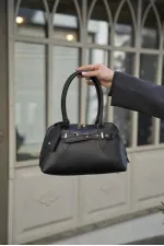 Sac à main et sac à bandoulière rétro noir avec accessoires dorés